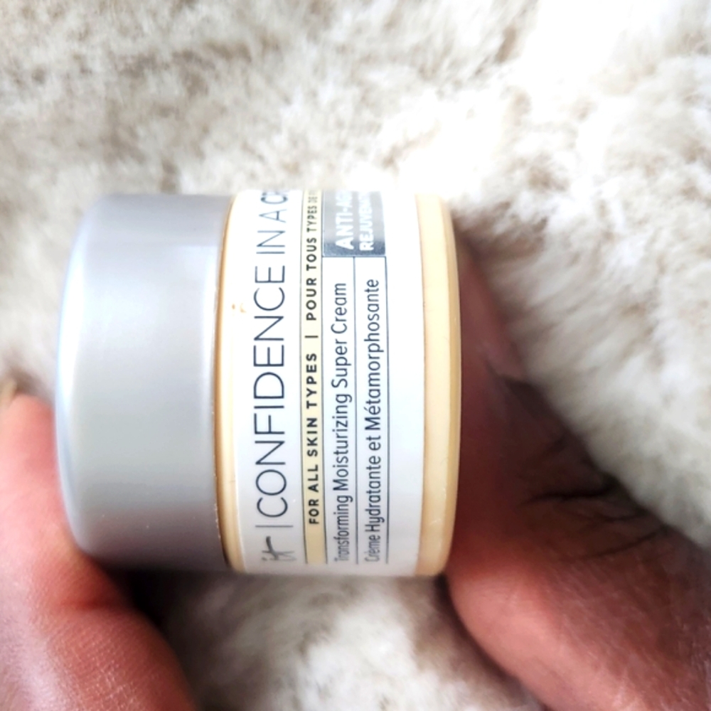 NEW IT Cosmetics Confidence in a Cream - Silver and Cream